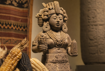 Representación editorial de Chicomecóatl, deidad mexica vinculada al maíz y al sustento
