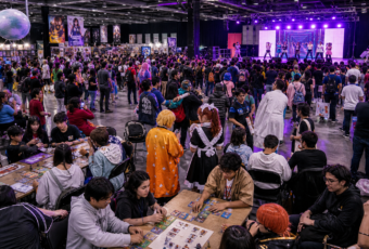 Jóvenes participan en una feria cultural geek con videojuegos, juegos de mesa y baile K-pop