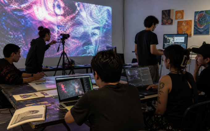 Artistas mexicanos experimentan con inteligencia artificial en un laboratorio de creación cultural